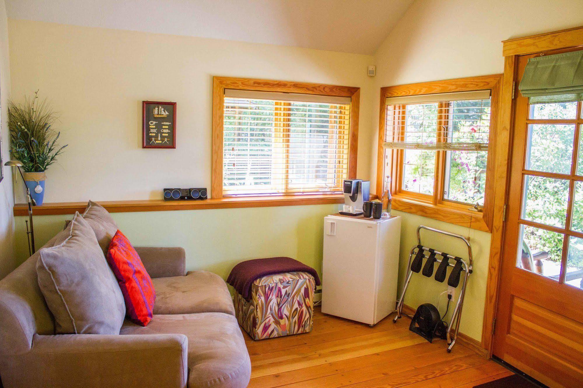 Tranquility Bay Waterfront Inn Sechelt Εξωτερικό φωτογραφία