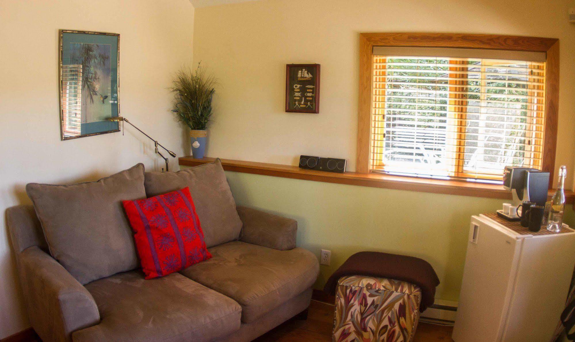 Tranquility Bay Waterfront Inn Sechelt Εξωτερικό φωτογραφία