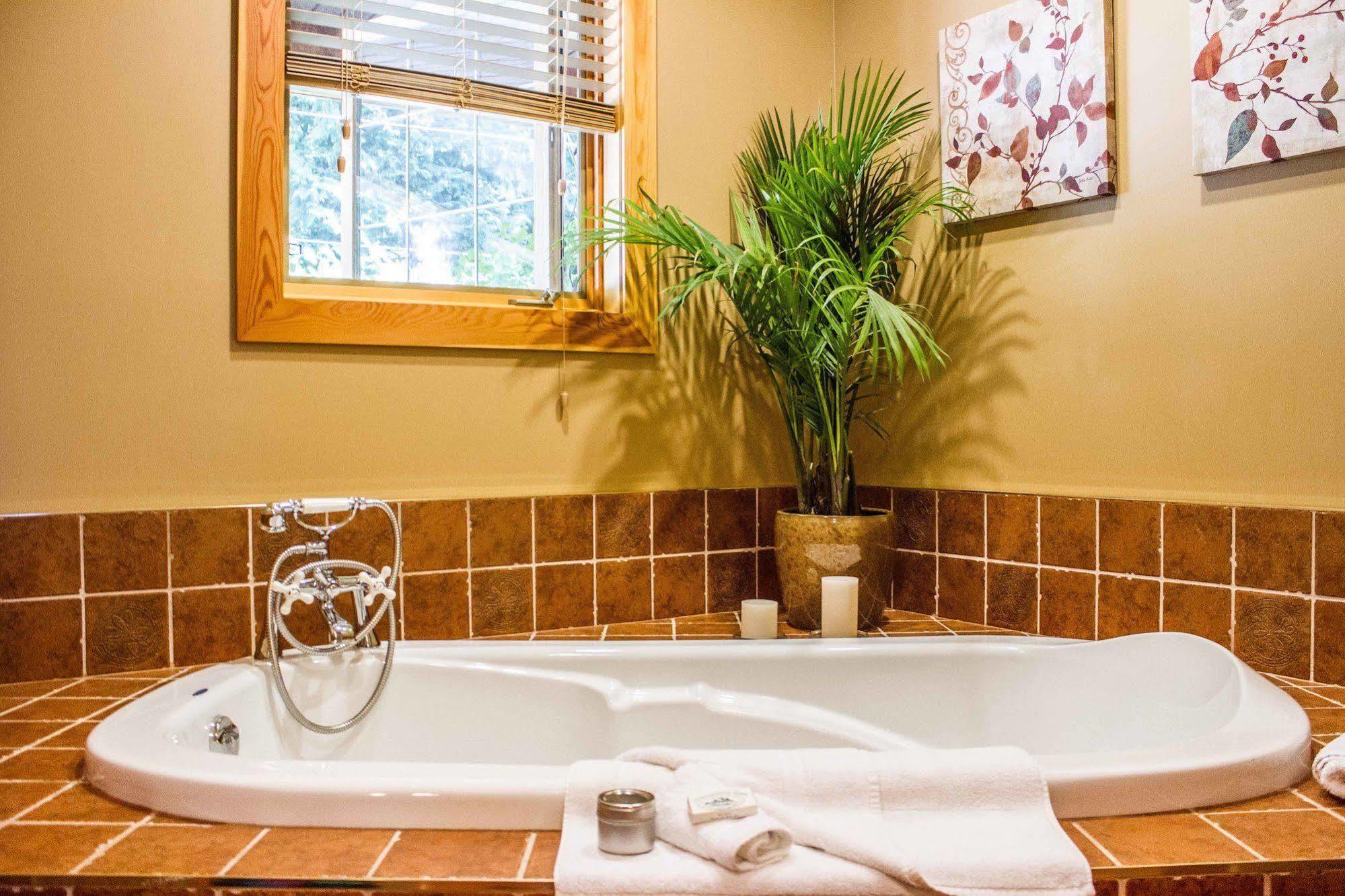 Tranquility Bay Waterfront Inn Sechelt Εξωτερικό φωτογραφία