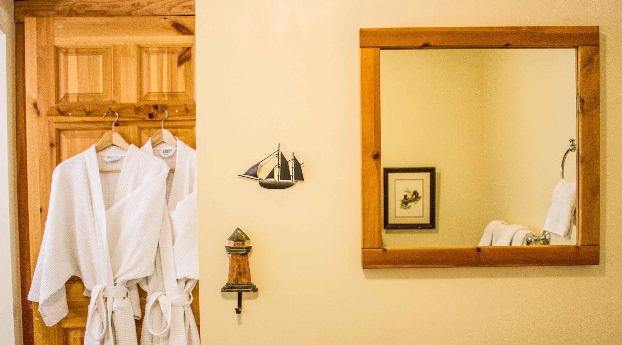 Tranquility Bay Waterfront Inn Sechelt Εξωτερικό φωτογραφία