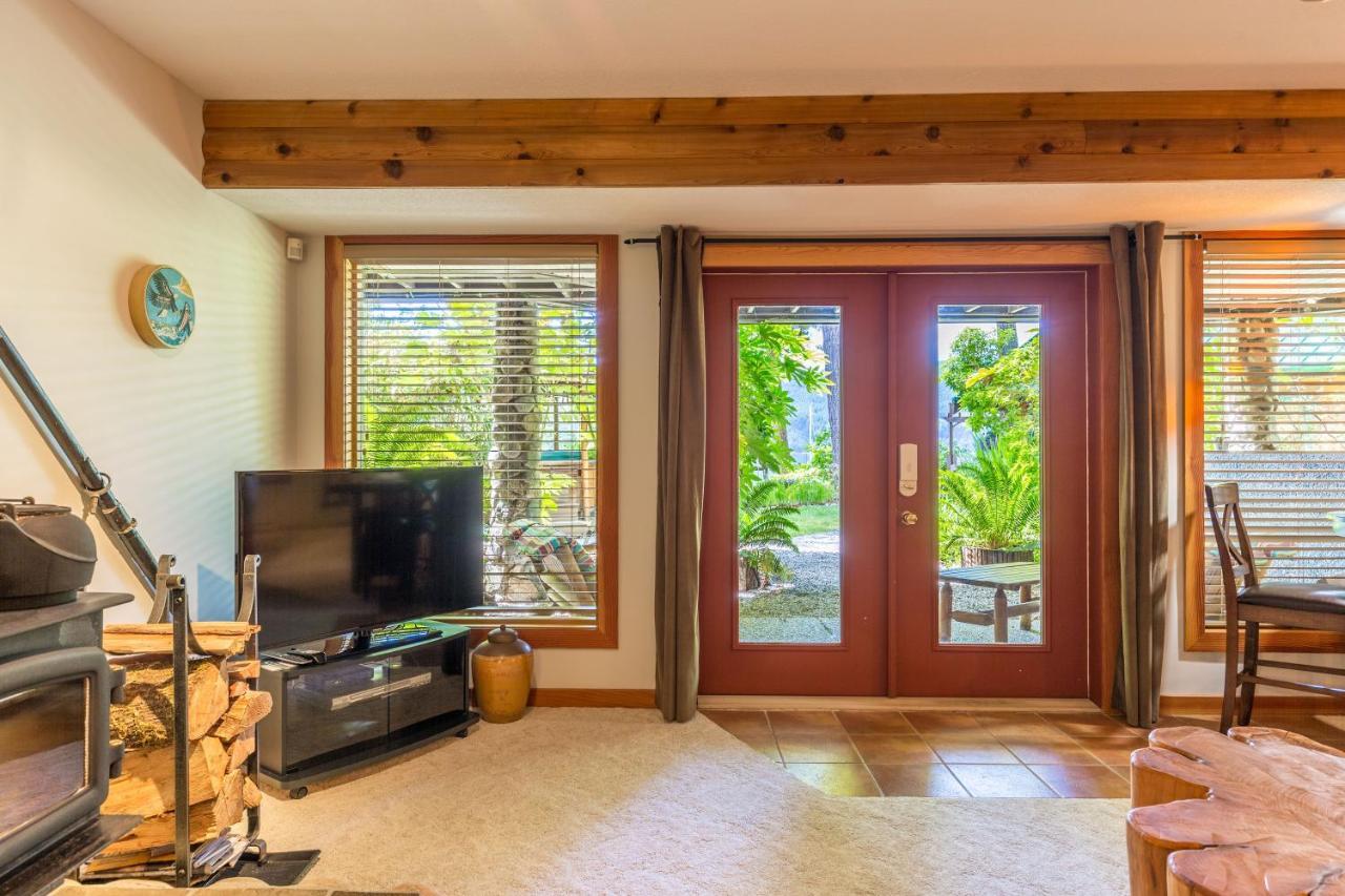 Tranquility Bay Waterfront Inn Sechelt Εξωτερικό φωτογραφία